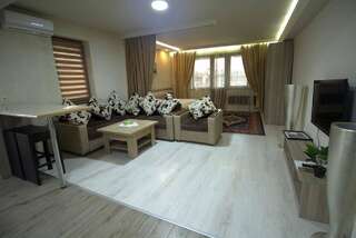 Апарт-отели Cross Apartments and Tours Ереван Семейный номер с балконом-2